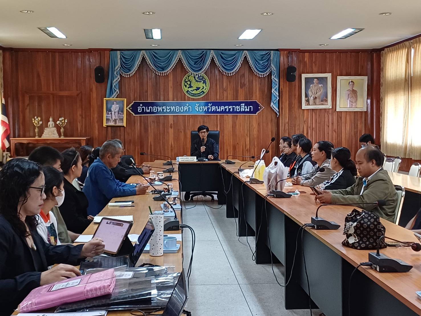 “อำเภอพระทองคำร่วมกับมทร.อีสาน จัดประชุมผู้ผลิตผู้ประกอบการ OTOP ,วิสาหกิจชุมชน, โคกหนองนา สู่ตลาดออนไลน์”