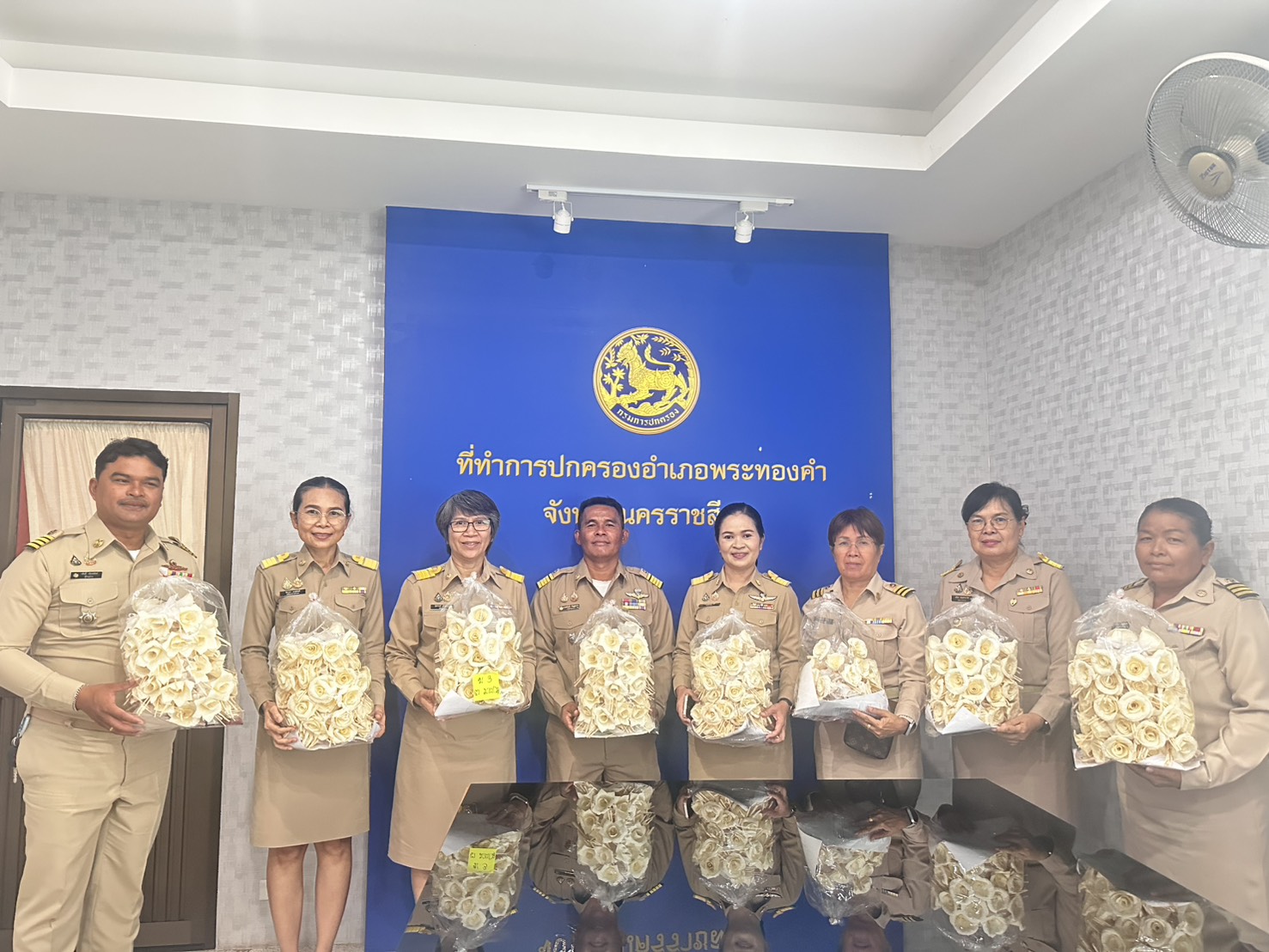        “อำเภอพระทองคำ รับมอบดอกไม้จันทน์จากชมรมกำนันผู้ใหญ่บ้าน ตำบลมาบกราด เพื่อใช้ในงานพระราชพิธีถวายพระเพลิงพระบรมศพ  สมเด็จพระนางเจ้าสิริกิติ์ พระบรมราชินีนาถ พระบรมราชชนนีพันปีหลวง” 