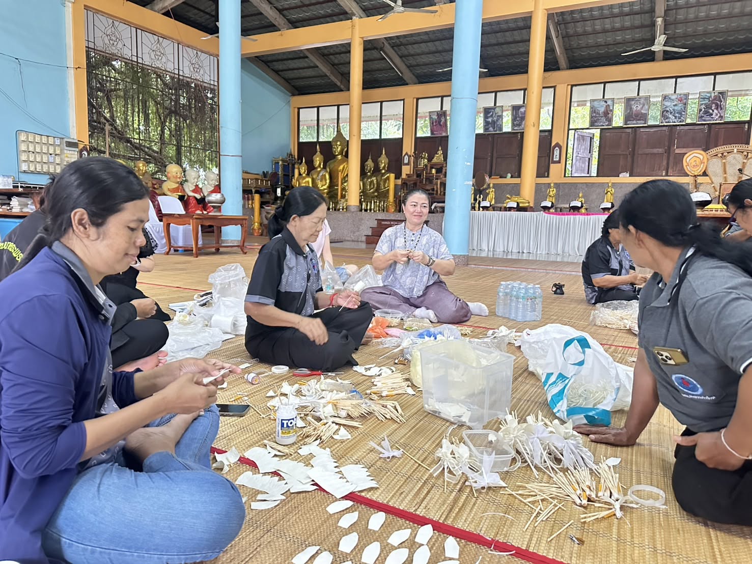 ชาวอำเภอพระทองคำ หลอมรวมใจจัดทำดอกไม้จันทน์ น้อมถวายความจงรักภักดีและน้อมรำลึกในพระมหากรุณาธิคุณ ณ วัดพังเทียม  วันศุกร์ที่ 25 กันยายน 2569 