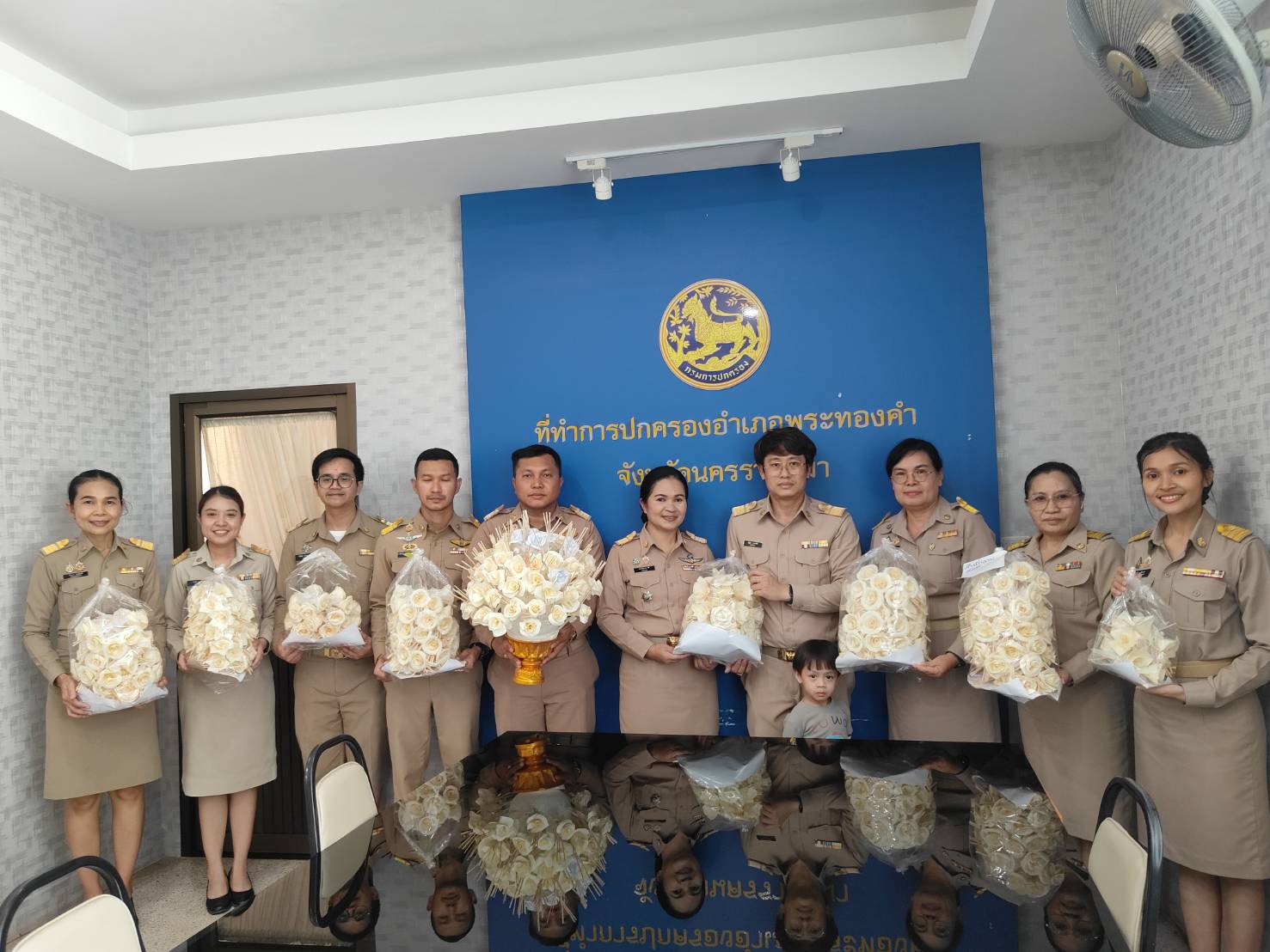   “อำเภอพระทองคำ รับมอบดอกไม้จันทน์จากทีมปลัดอำเภอพระทองคำ และส่วนราชการอำเภอ เพื่อใช้ในงานพระราชพิธีถวายพระเพลิงพระบรมศพ  สมเด็จพระนางเจ้าสิริกิติ์ พระบรมราชินีนาถ พระบรมราชชนนีพันปีหลวง” 