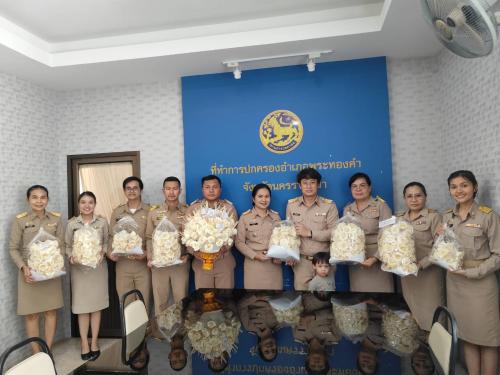   “อำเภอพระทองคำ รับมอบดอกไม้จันทน์จากทีมปลัดอำเภอพระทองคำ และส่วนราชการอำเภอ เพื่อใช้ในงานพระราชพิธีถวายพระเพลิงพระบรมศพ  สมเด็จพระนางเจ้าสิริกิติ์ พระบรมราชินีนาถ พระบรมราชชนนีพันปีหลวง” 